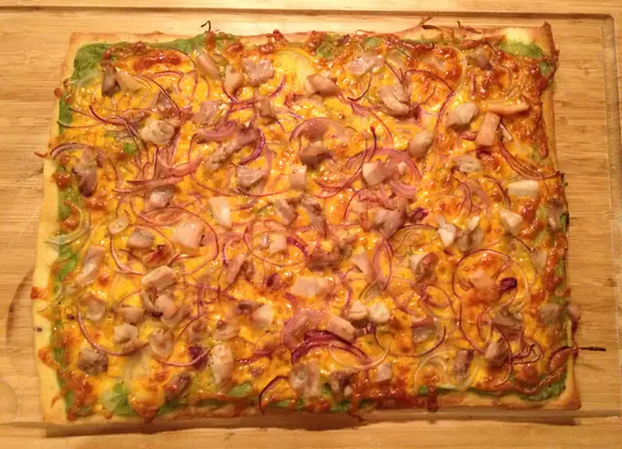 Pizza façon tex-mex poulet avocat cheddar
