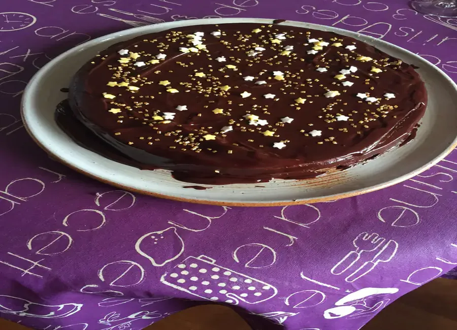 Gâteau à la cannelle et à l'orange (glaçage chocolat)
