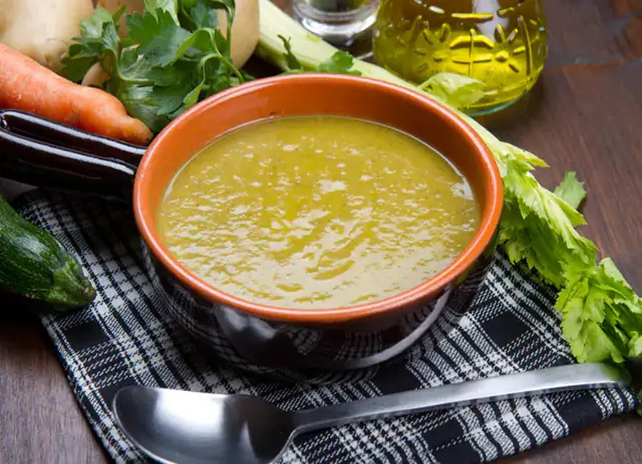 Soupe de légumes délicieuse et diététique
