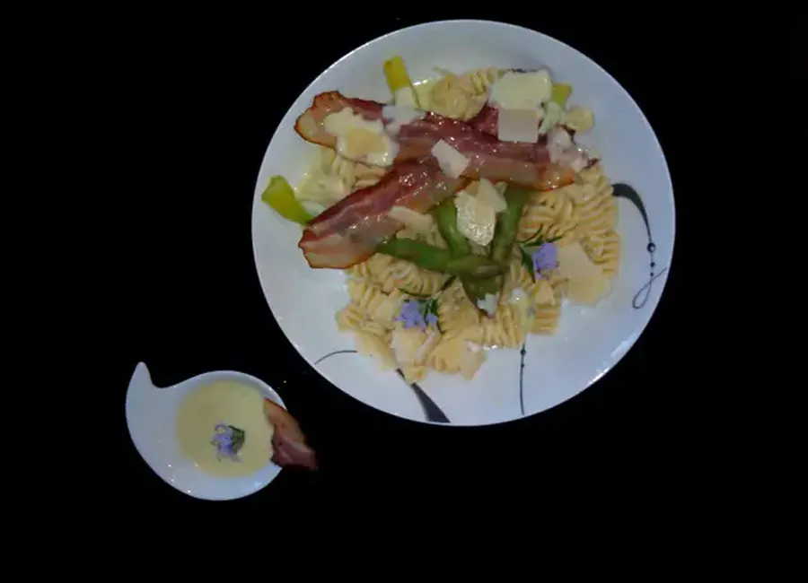 Fusilli aux asperges vertes et lard paysan