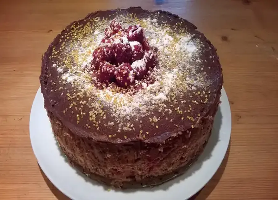 Bavarois chocolat et framboise fraiche sur craquelin chocolat