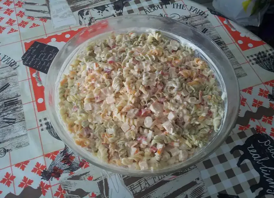 Salade de pâtes au surimi et au poulet