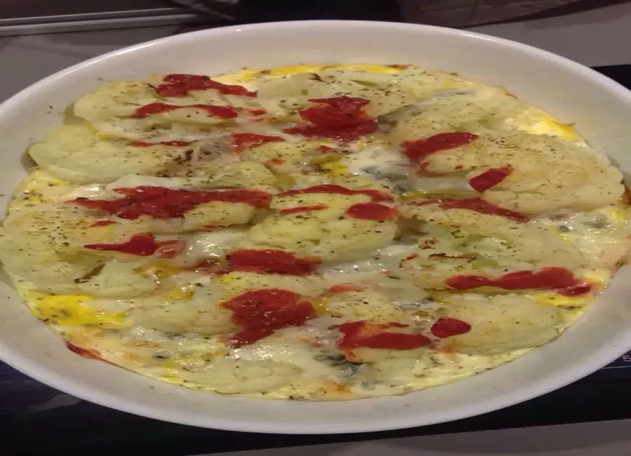 Clafoutis chou-fleur, tomate, roquefort
