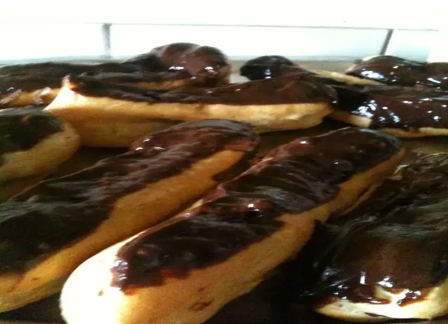 Glaçage au chocolat pour éclairs