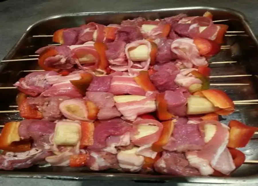 Brochettes de porc à la banane