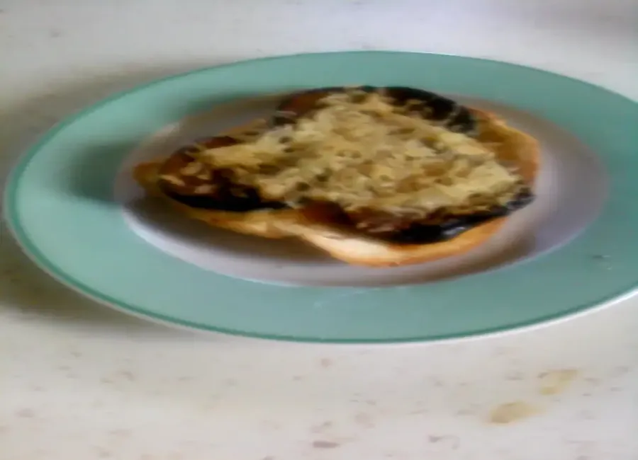 Toast au fromage, aubergine et anchois