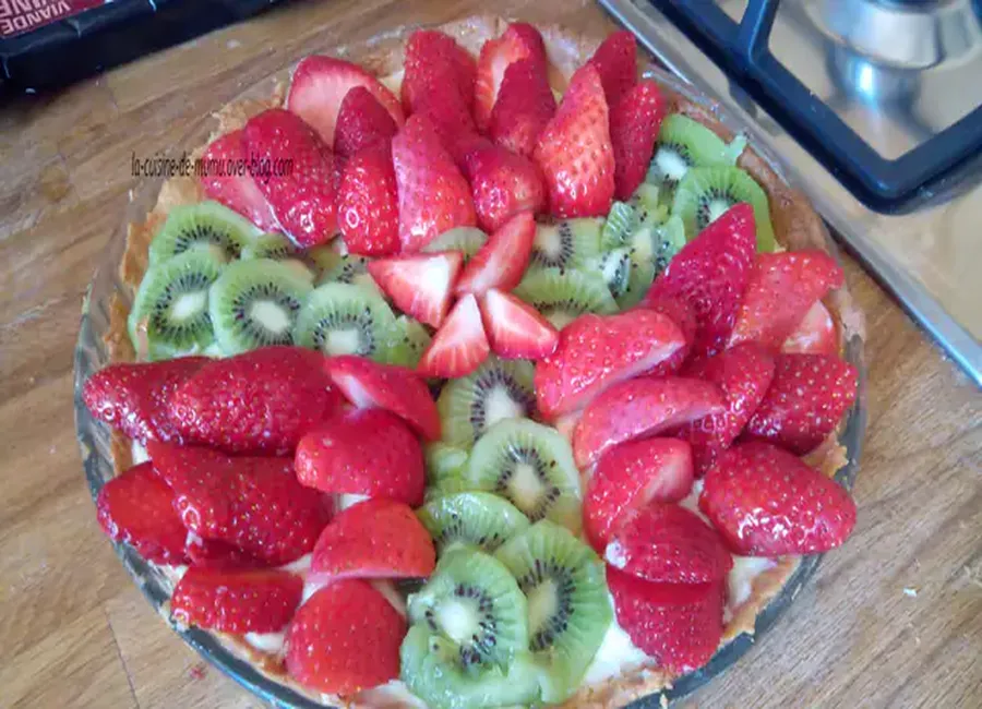 Tarte aux fraises et aux kiwis sur une crème diplomate