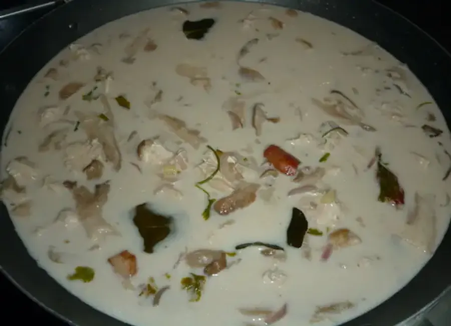 Soupe de poulet au galanga et au lait de coco (tom kha kai)