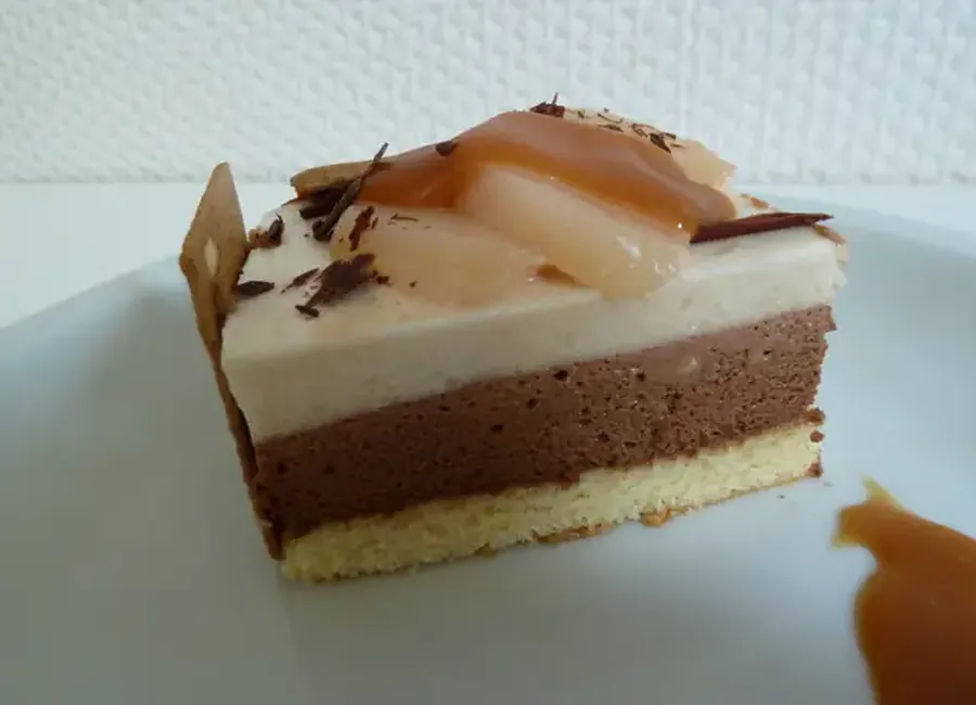Entremets saveurs du nord (mousse poire, chocolat et nappage caramel)