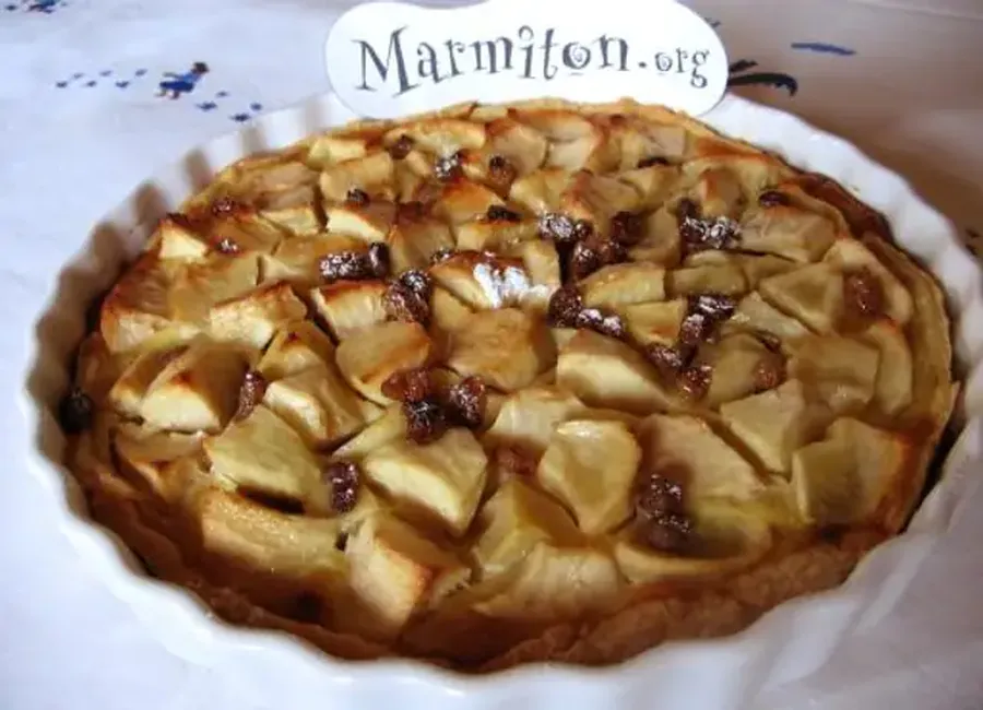 Tarte aux pommes, raisins et cannelle