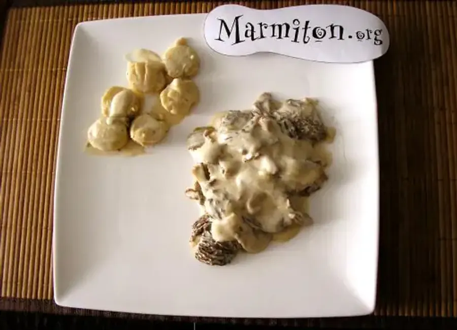Coquilles saint-jacques aux asperges et à la crème aux morilles