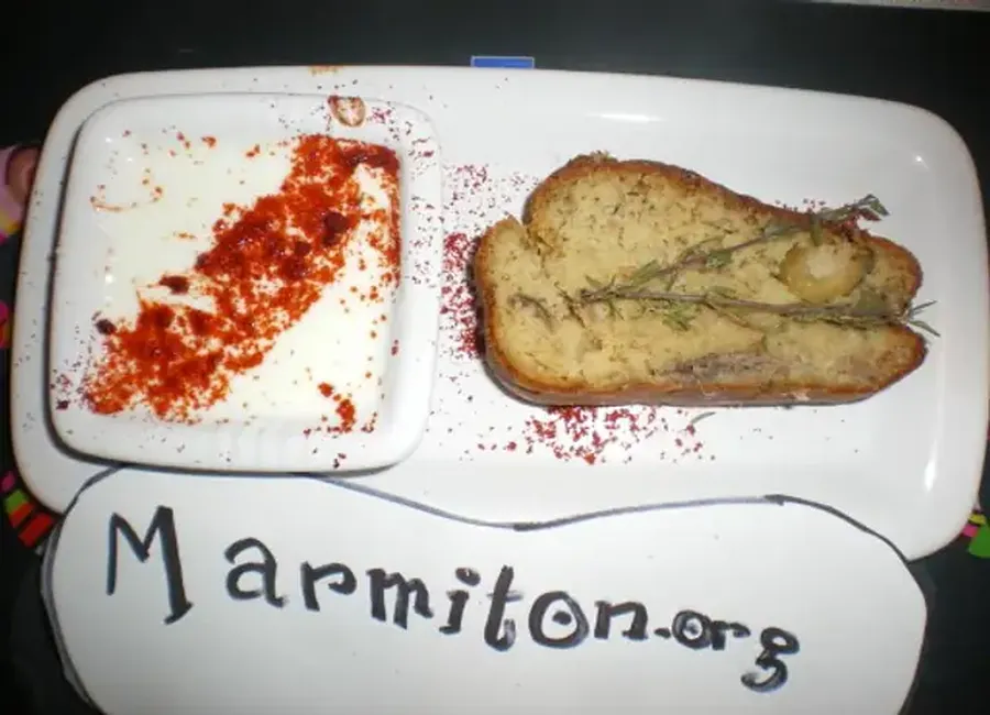Cake méditerranéen et sauce épicée au yaourt