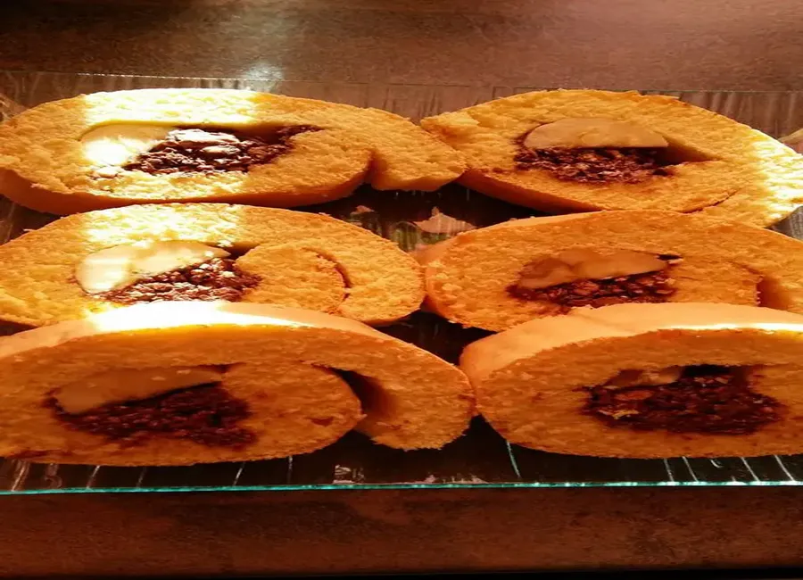 Génoise roulée à la banane et aux ferrero rochers