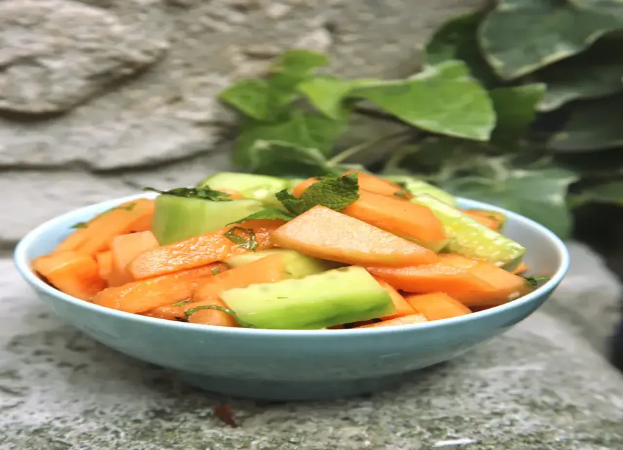 Salade de concombres et melons à la menthe
