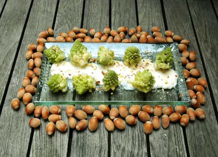 Chou romanesco sauce amande