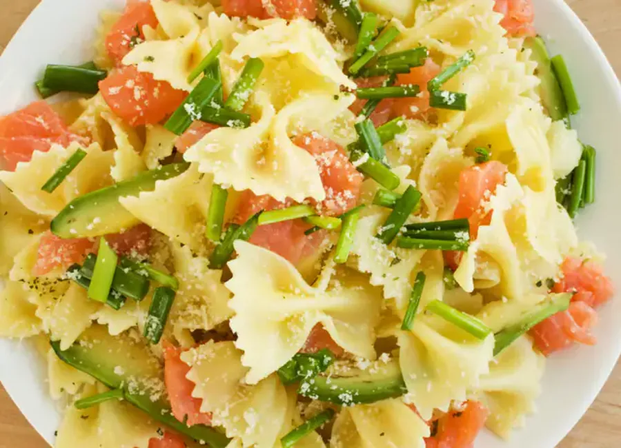 Salade de pâtes à l'avocat et au saumon