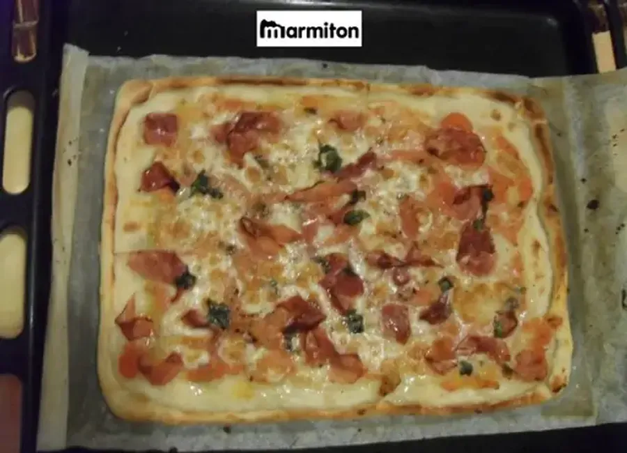 Pizza au jambon de parme et mozzarella
