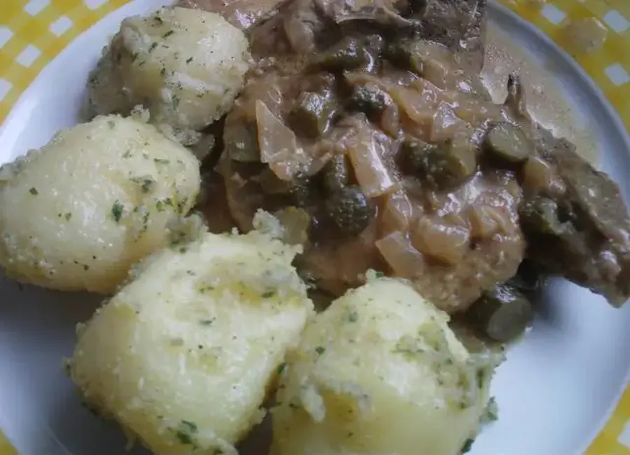 Côte de porc charcutière aux pommes de terre pelées et choux de bruxelles