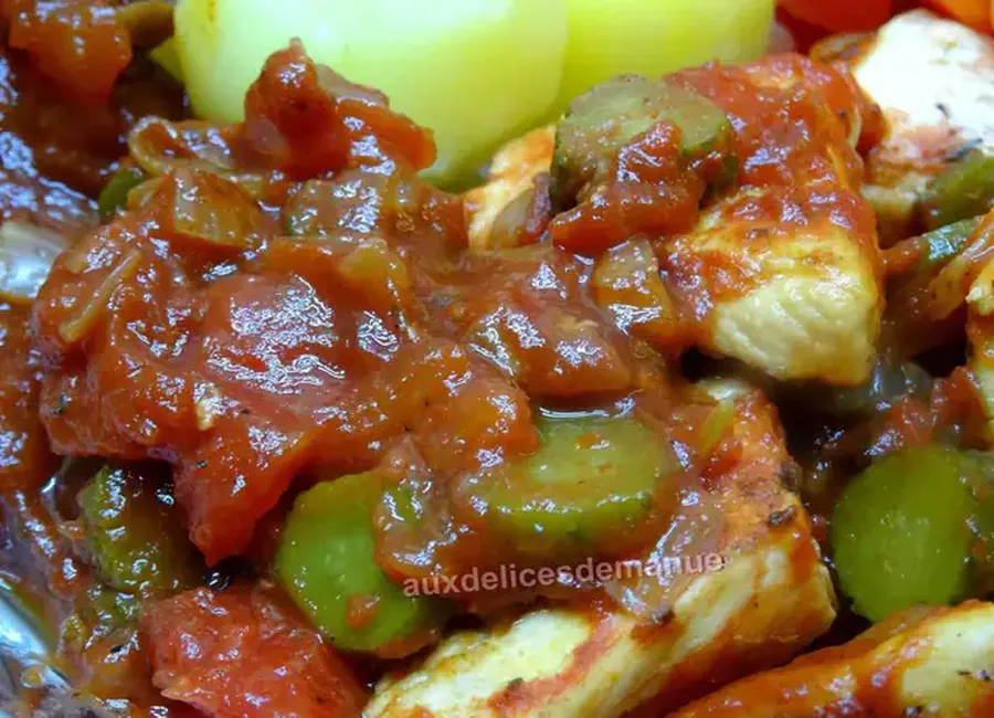 Sauté de poulet à la sauce tomate aux cornichons -light-