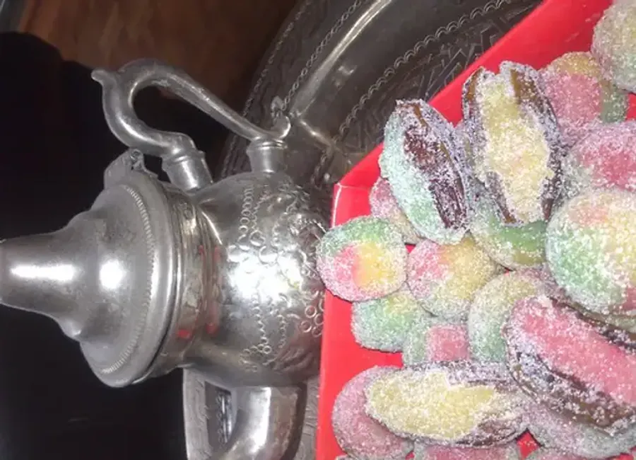 Petites boules multicolores de pate d'amandes maison