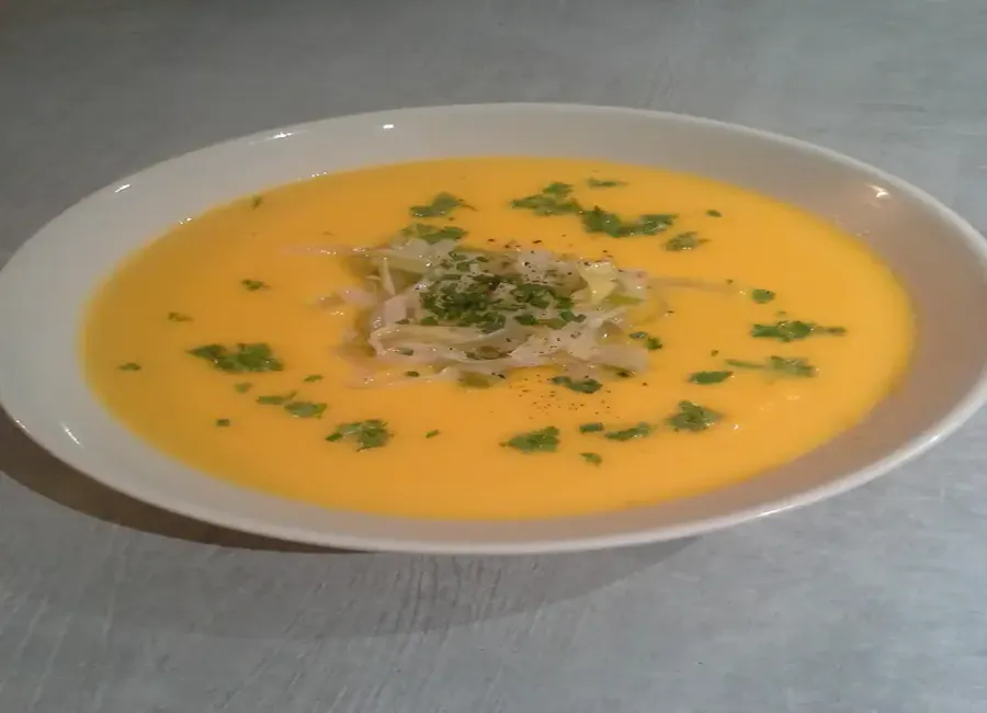 Crème de potimarron, julienne de poireaux et navets