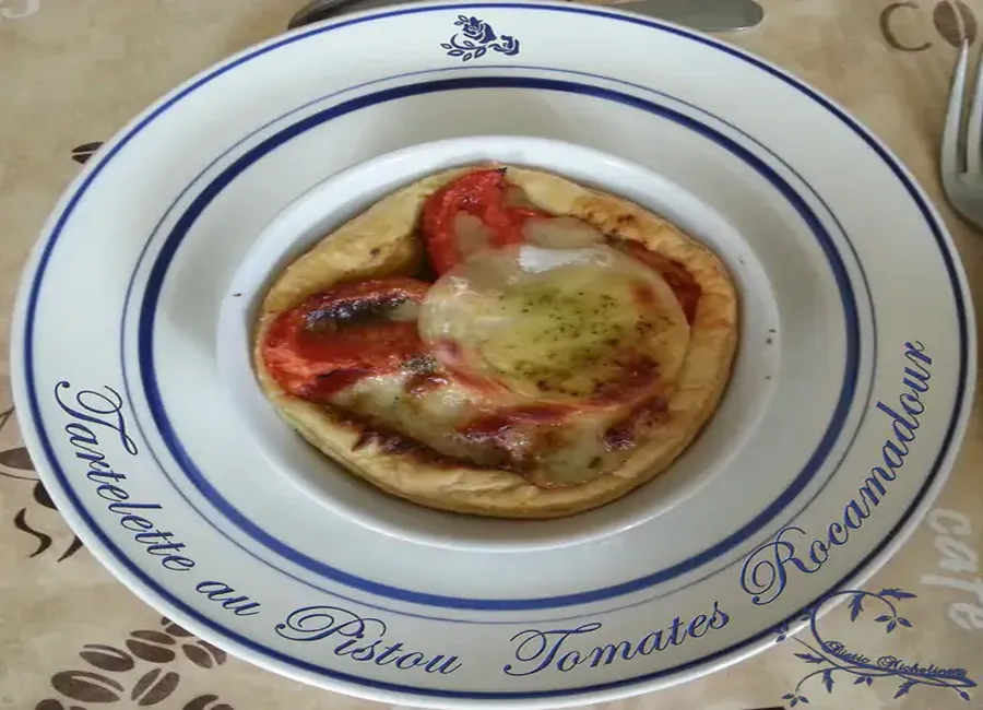 Tarte au pistou, à la tomate et au rocamadour