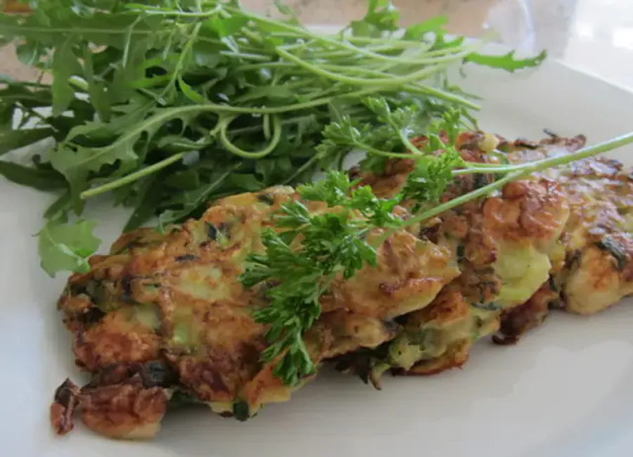 Galettes à la courgette, champignons et persil