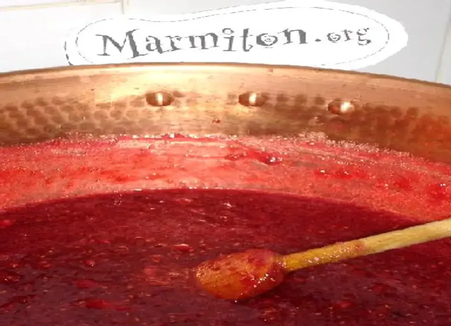 Confiture framboises - pommes - bananes