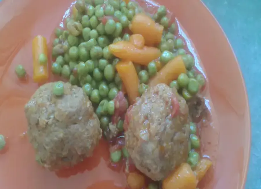 Petits pois carottes sauce boulettes de viande