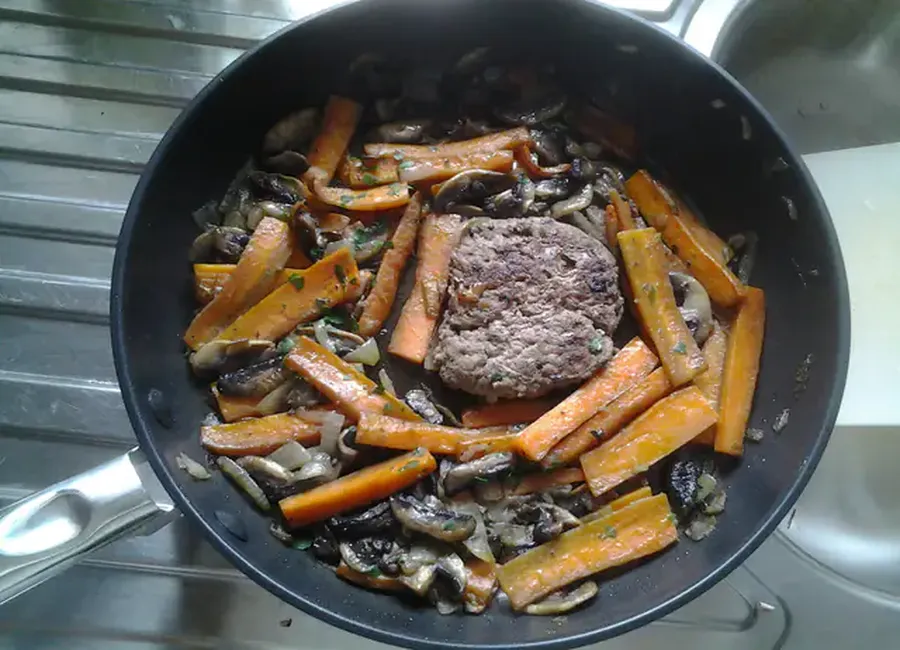 Poêlée de champignons, carottes et oignons