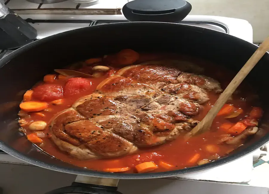 Rouelle de porc à la sauce tomate
