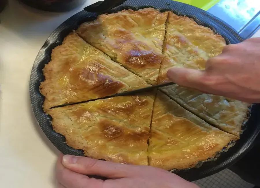 Gâteau breton fourré à la crème de pruneaux
