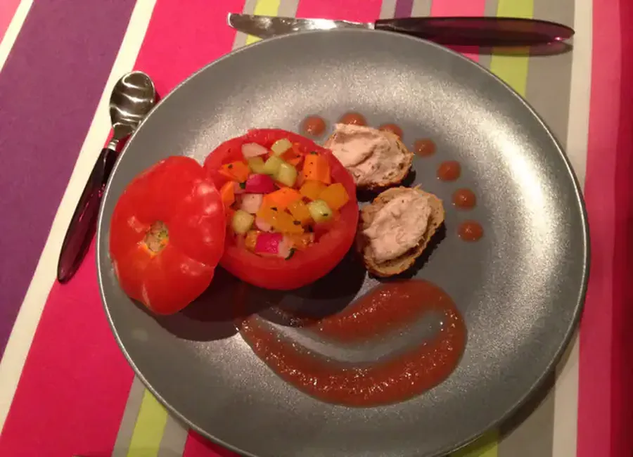 Tomates froides farcies aux légumes croquants