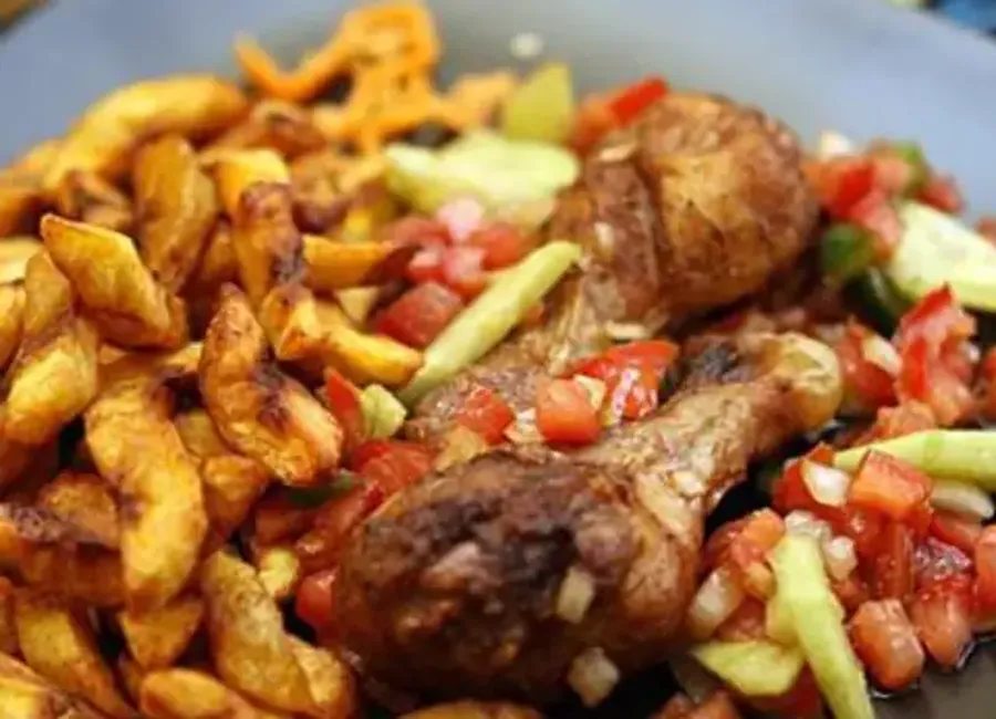 Poulet braisé et bananes plantains