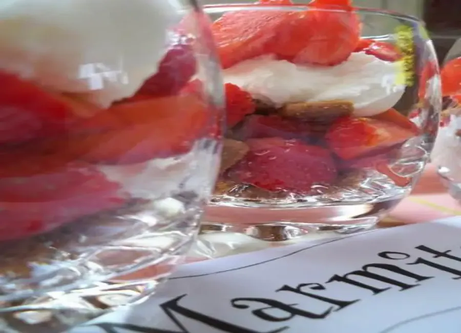 Verrine croquante aux fraises