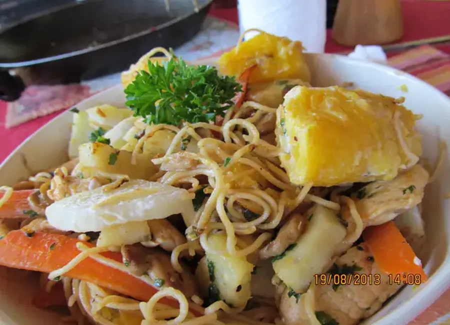 Emincé de poulet aux bananes poingo et ignames