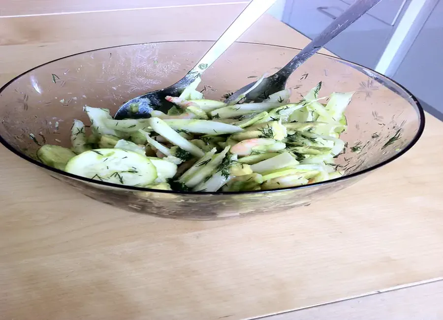 Salade de fenouil, courgettes, avocat et crevettes