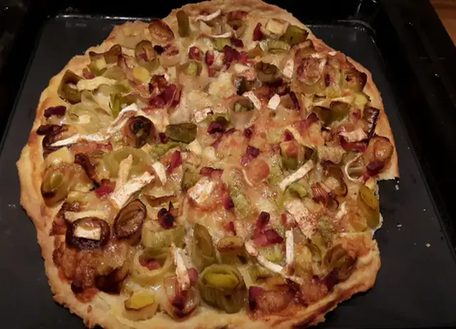 Tarte fine gourmande aux poireaux, chèvre et lardons
