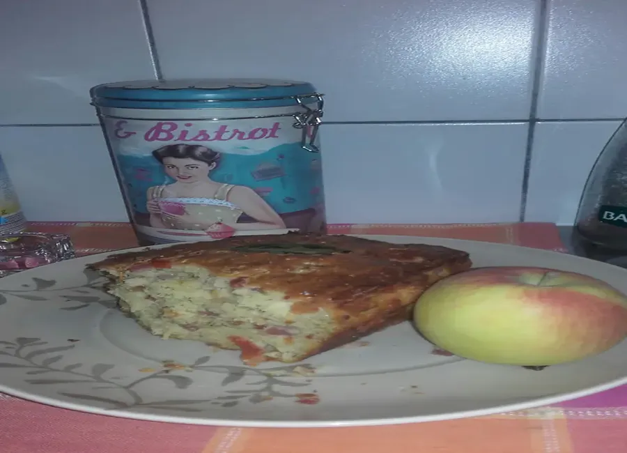 Cake lardons-gruyère-tomates
