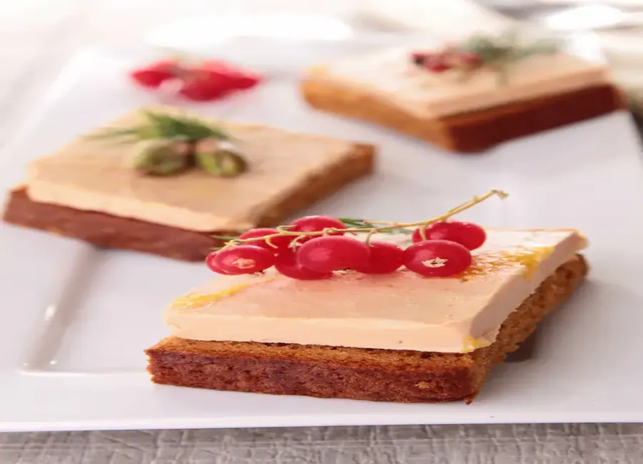 L' or dur du père noël ( foie gras sur pain d'épice, purée d'oignons aux dattes )