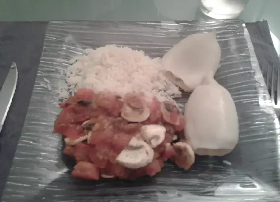 Calmar (seiches) à la tomate et aux champignons