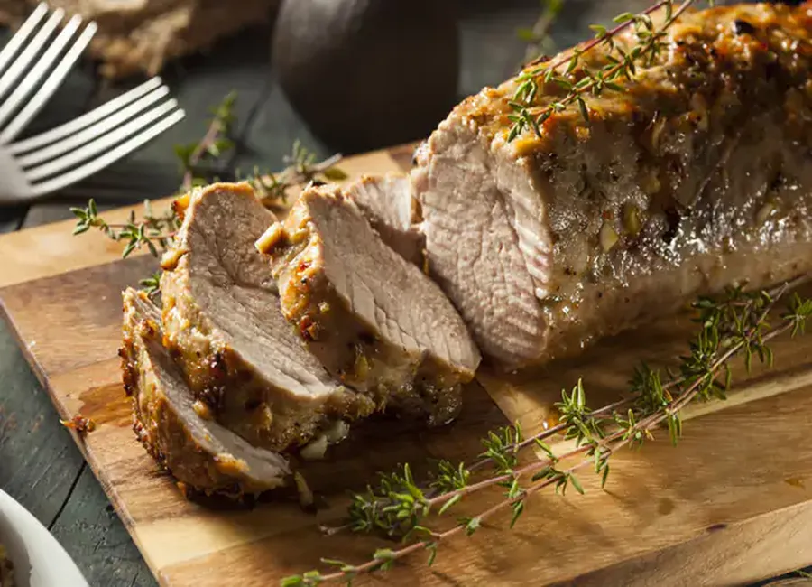 Rôti de porc à l'ail et au thym, rattes au four