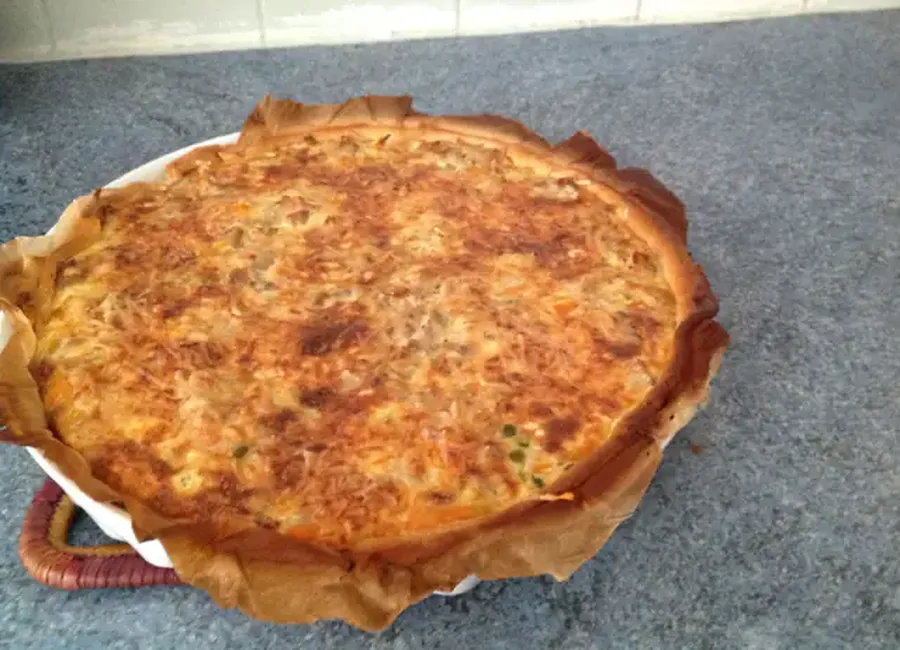 Quiche au thon et aux petits pois carottes