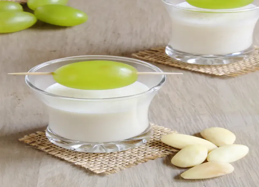 Ajo blanco (soupe glacée à l'ail)