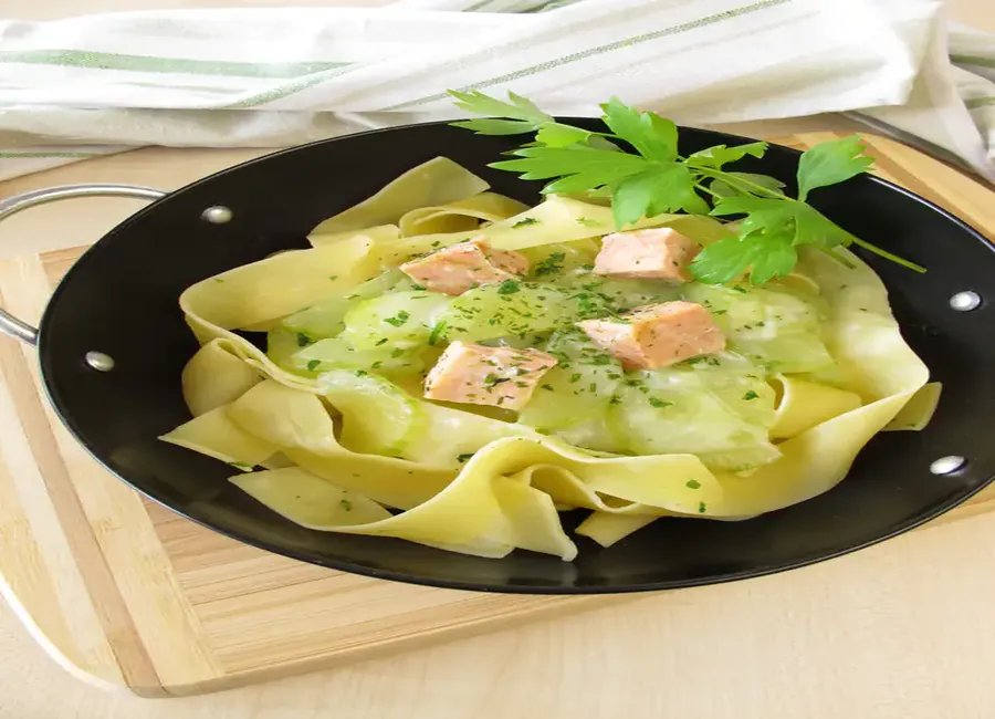 Wok de concombres et saumon
