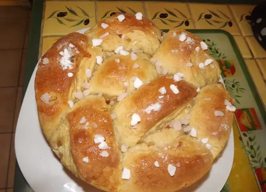 Brioche tradition à l'ancienne aux fruits confits au four