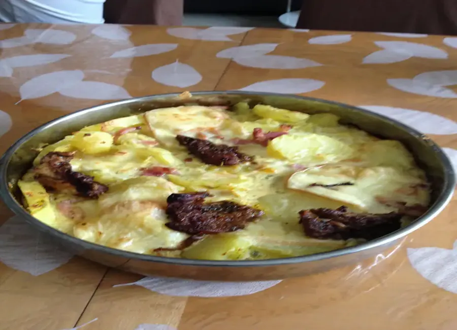 Gratin de pommes de terre aux lardons et fromage
