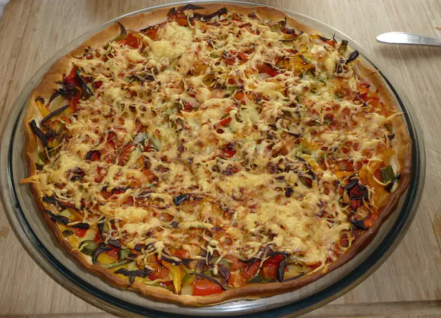 Tarte salée aux tomates et poivrons