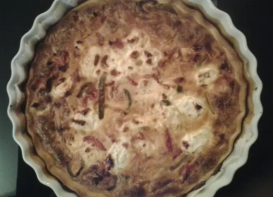 Quiche aux poivrons, lardons et fromage de chèvre frais.