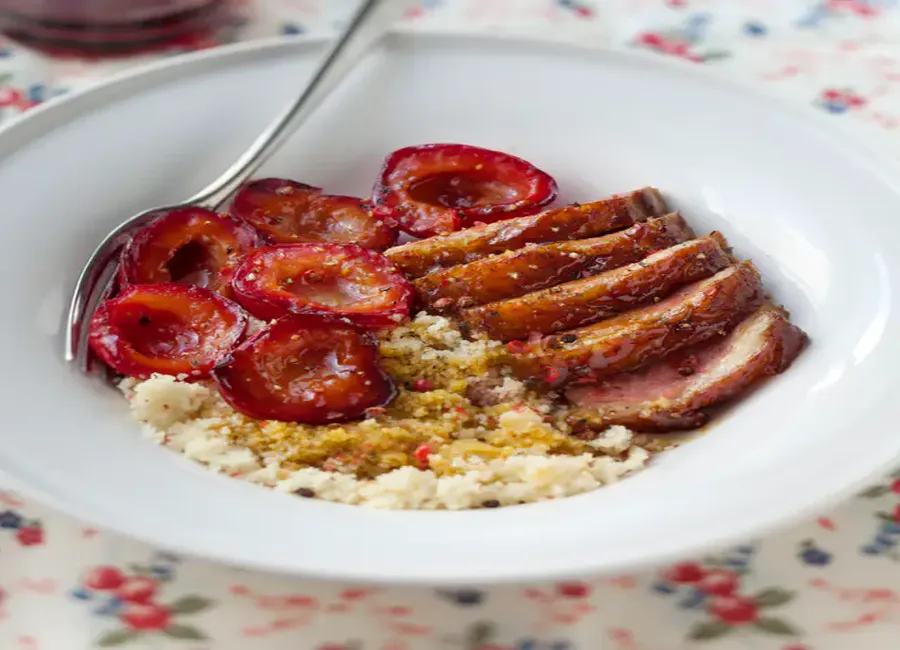 Magret de canard aux prunes rouges